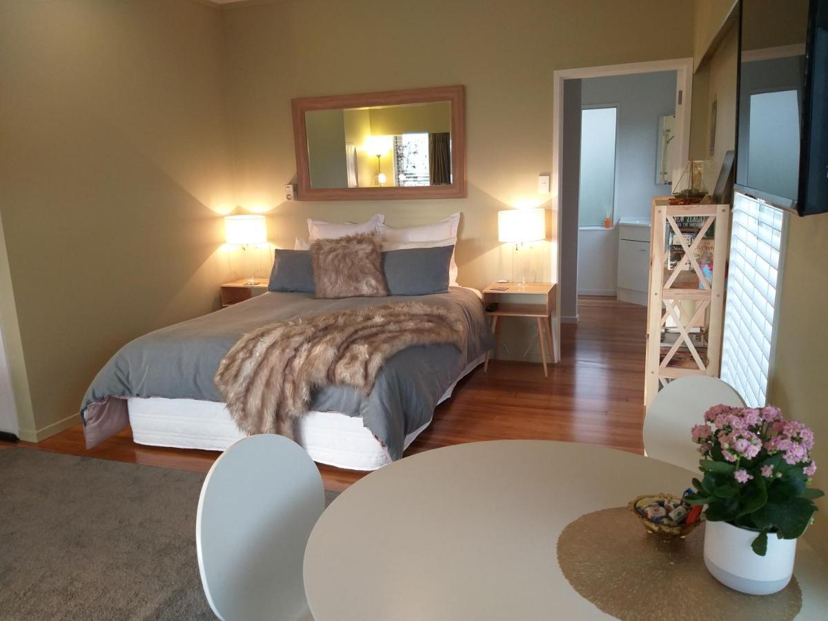 タウポ Charlies@Hilltop Deluxe Retreat Bed & Breakfast エクステリア 写真